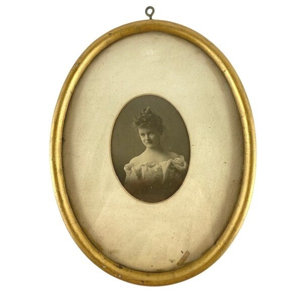 Antique Young Woman Portrait Photograph Victorian Oval Gold Frame Sepia 9.5x7.5 - Picture 2 of 8